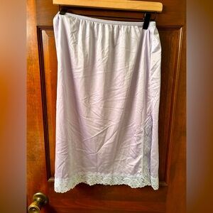 BODY CHIC VTG Lilac nylon lace trim half slip. Size X  Waist 33/35